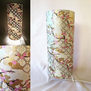 Table lamp measuring 38 cm high and 15 cm diameter. Made wit...